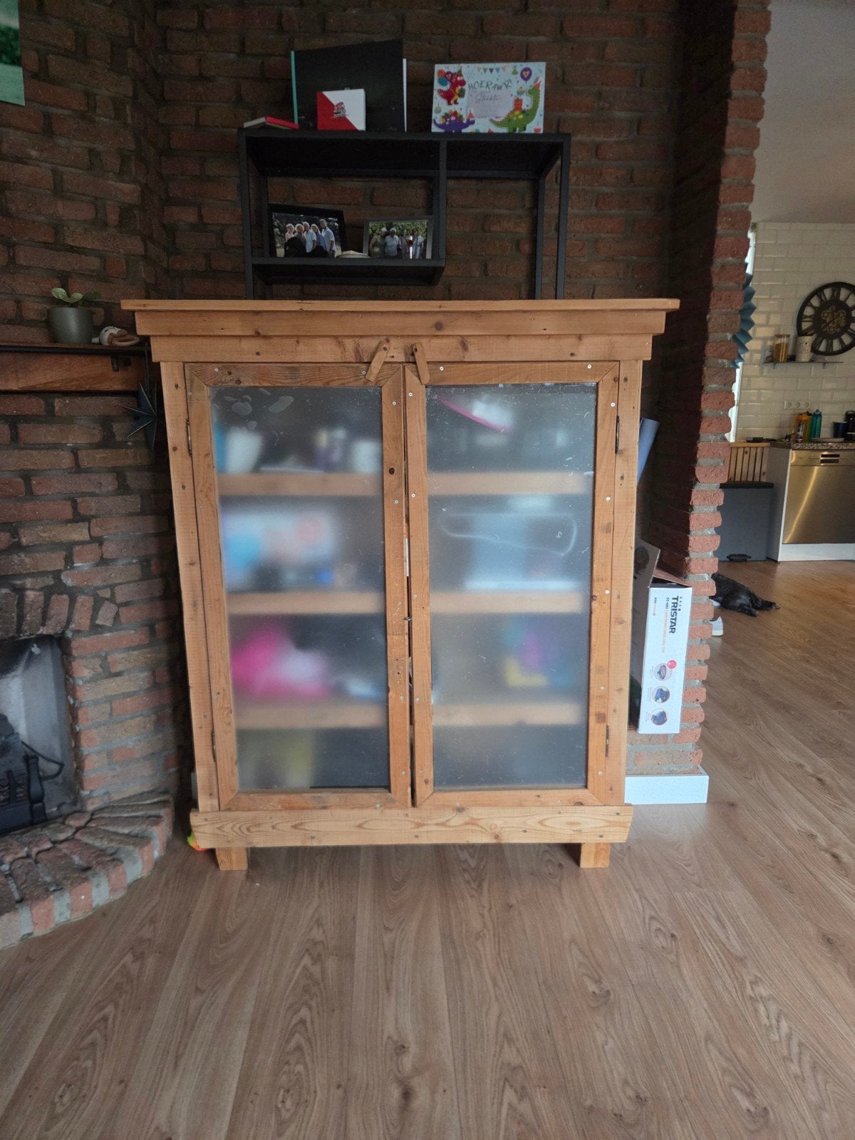 Unieke handgemaakte houten kast met glazen deuren, Ophalen, Zo goed als nieuw