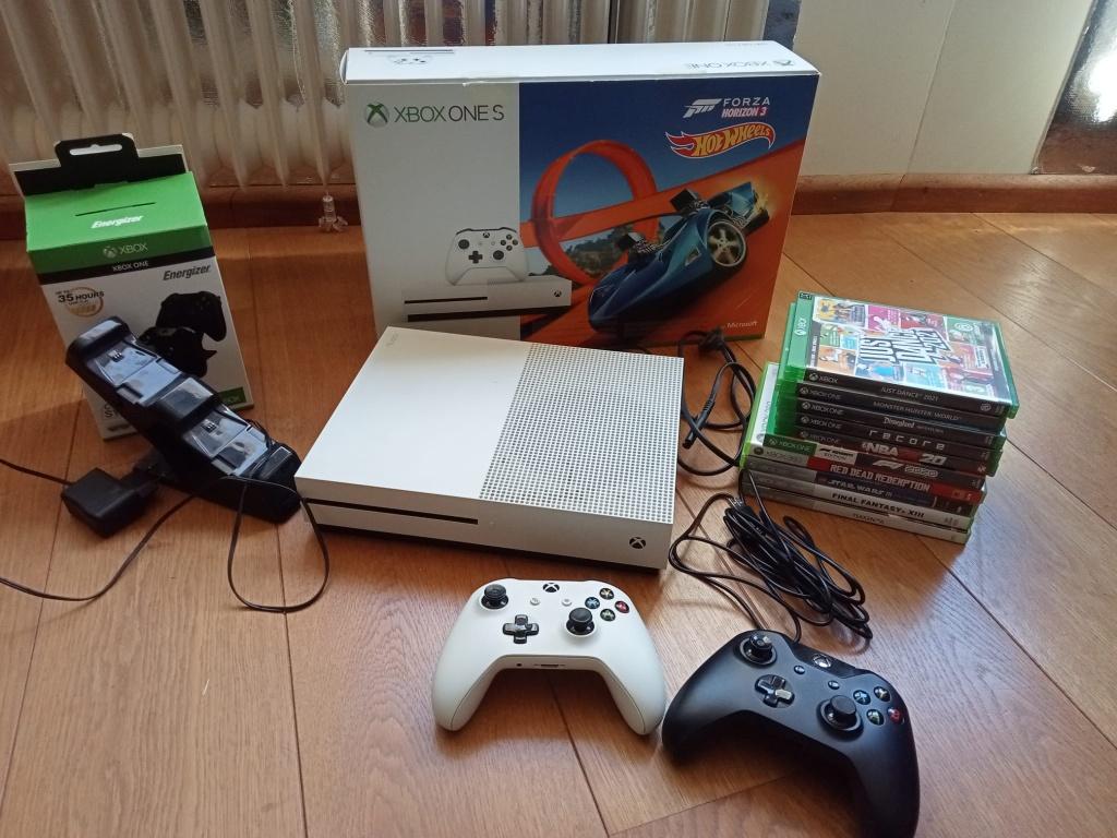 xbox one met 2 controllers, oplaadstation en spellen, 2 spelers, Ophalen of Verzenden, Vanaf 3 jaar