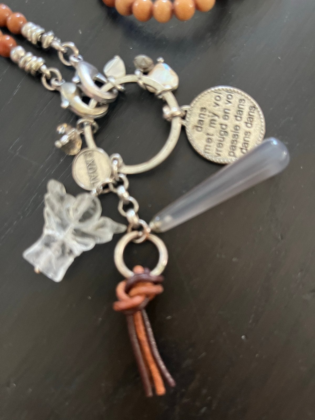 Exoal ketting met half edelstenen en bedeltjes - Nieuw, Sieraden, Tassen en Uiterlijk, Bruin, Nieuw, Ophalen of Verzenden, Steen of Mineraal