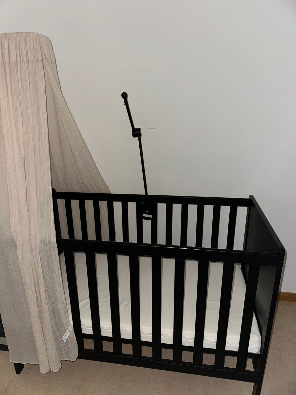 Babypark zwarte ledikant zgan incl matras en beige sluier, Ophalen, Zo goed als nieuw, Ledikant