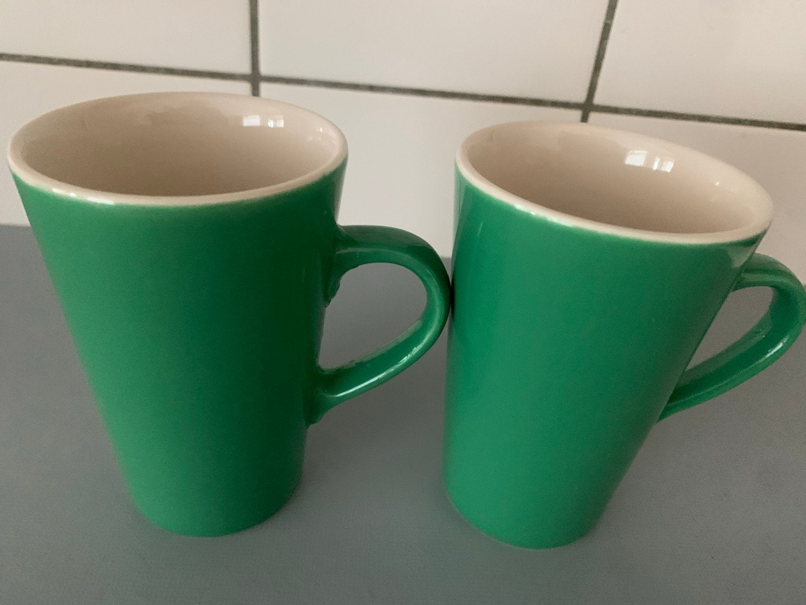 Set van 2 groene keramische mokken,ook per stuk te koop, Ophalen of Verzenden, Zo goed als nieuw, Steen/keramiek, Overige merken
