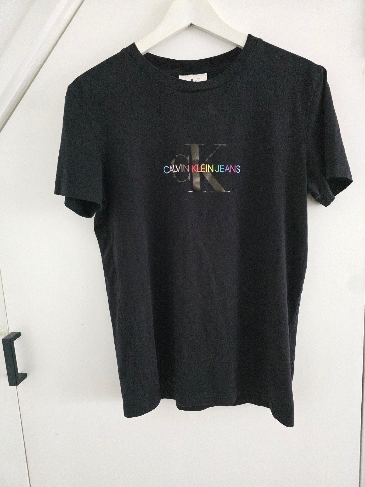 Calvin Klein Jeans T-shirt Zwart met regenbooglogo, Maat 38/40 (M), Zwart, Ophalen of Verzenden, Zo goed als nieuw