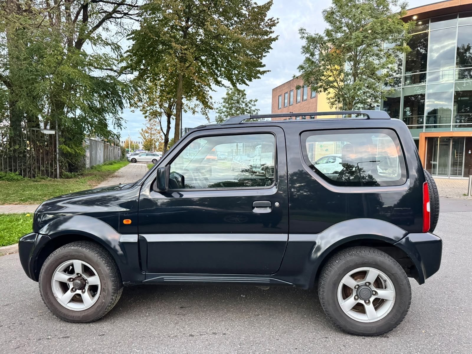 Suzuki Jimny 1.3 Exclusive|4WD|AIRCO|CRUISE|ELEKRAMEN|NAP|BO, Dealer onderhouden, 86 pk, 4 stoelen, Zwart