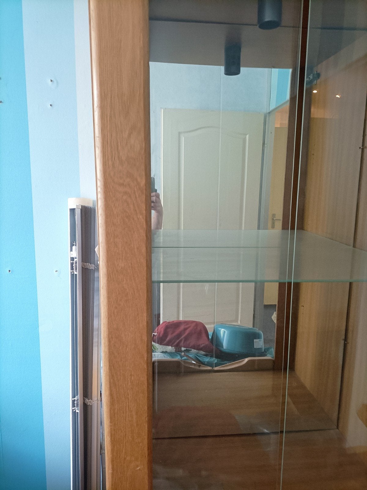 Houten vitrinekast met glazen planken, Ophalen, Glas, 50 tot 100 cm, Modern