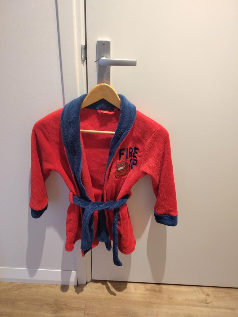 Cars badjas maat 110 - Rood met blauw, Kinderen en Baby's, Kinderkleding | Maat 110, Nacht- of Onderkleding, Disney Cars, Ophalen of Verzenden