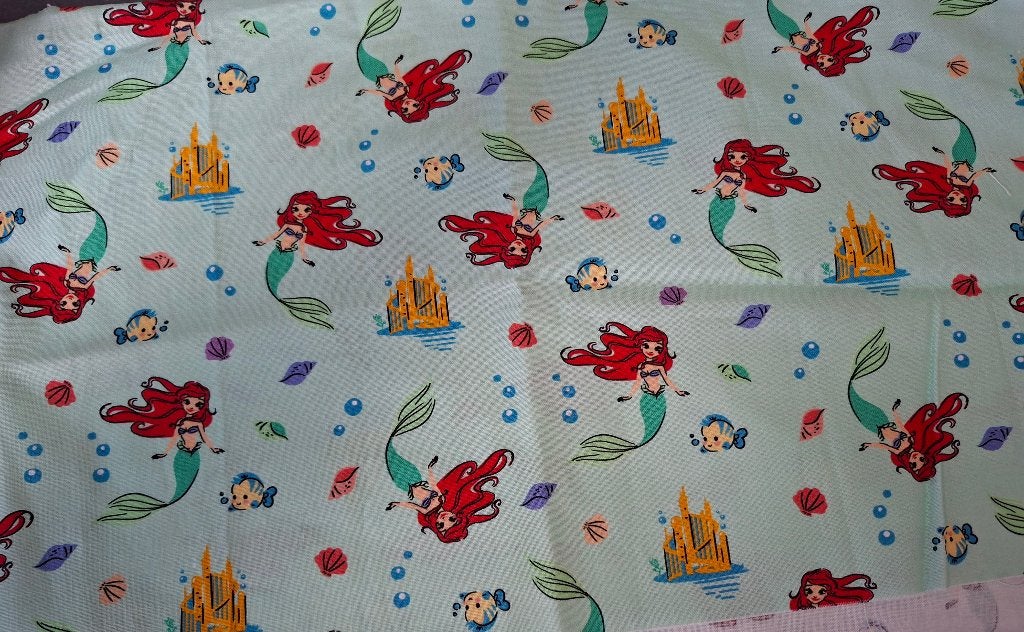 rest quiltstof: Ariel de kleine zeemeermin ( mint), Meerkleurig, Nieuw, Ophalen of Verzenden, 30 tot 120 cm