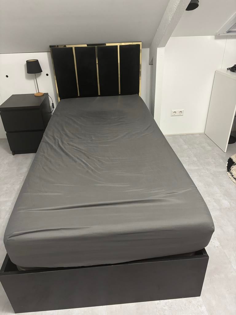 Mooie eenpersoons bed met hoofdeinde, Huis en Inrichting, Slaapkamer | Bedden, Ophalen, 90 cm, Eenpersoons, Zwart