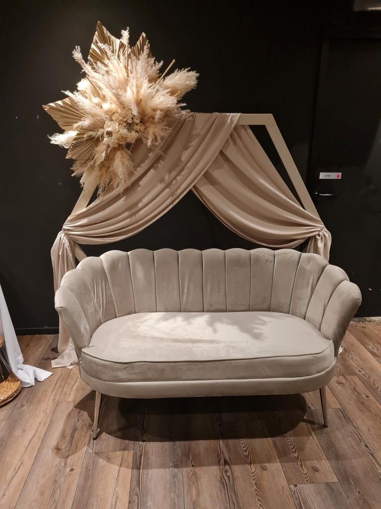 Taupe schelpbankje, Huis en Inrichting, Banken | Sofa's en Chaises Longues, Ophalen, Zo goed als nieuw, Tweepersoons, Minder dan 150 cm