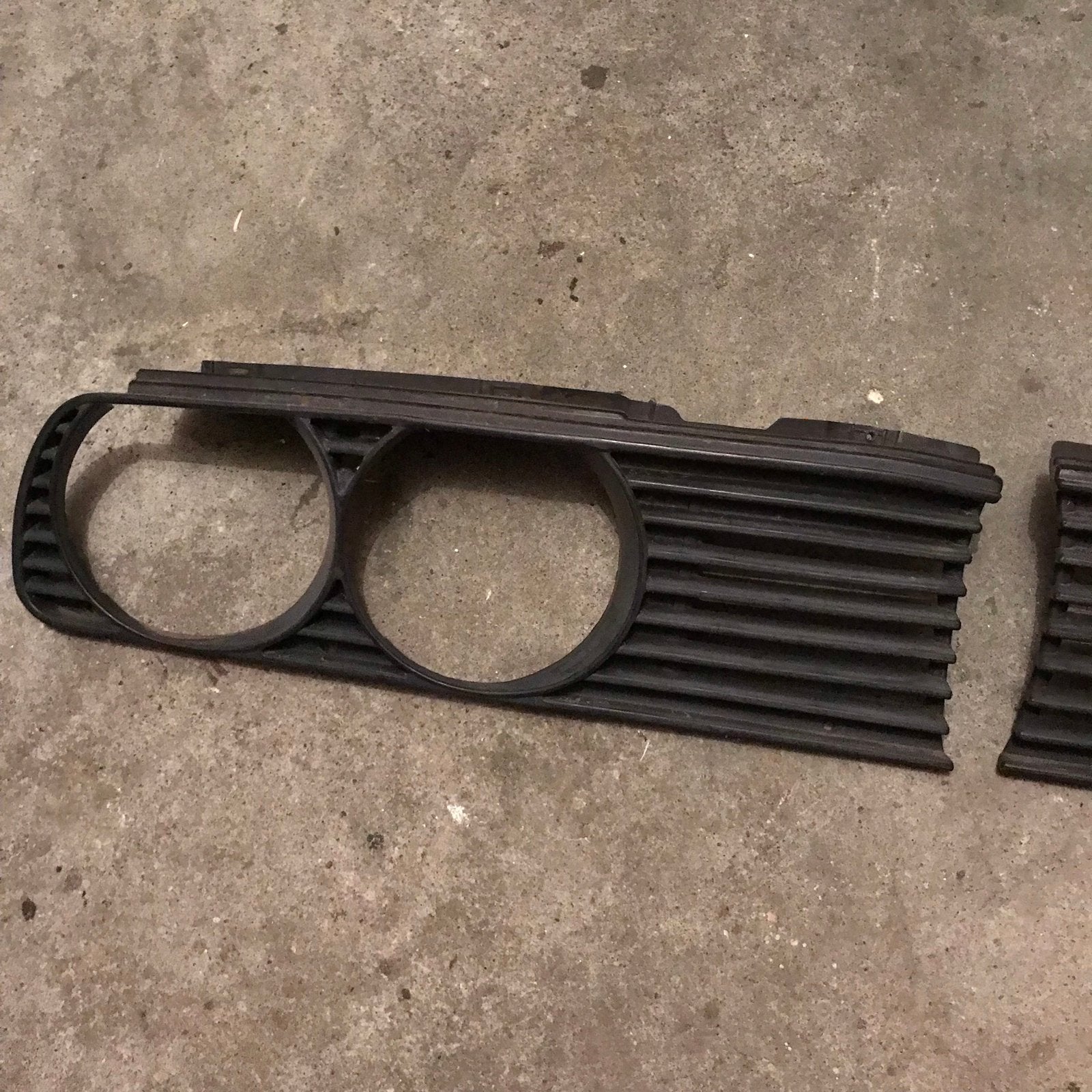 Plastic grill links en rechts bmw e30, Ophalen of Verzenden, Links, BMW, Bumper
