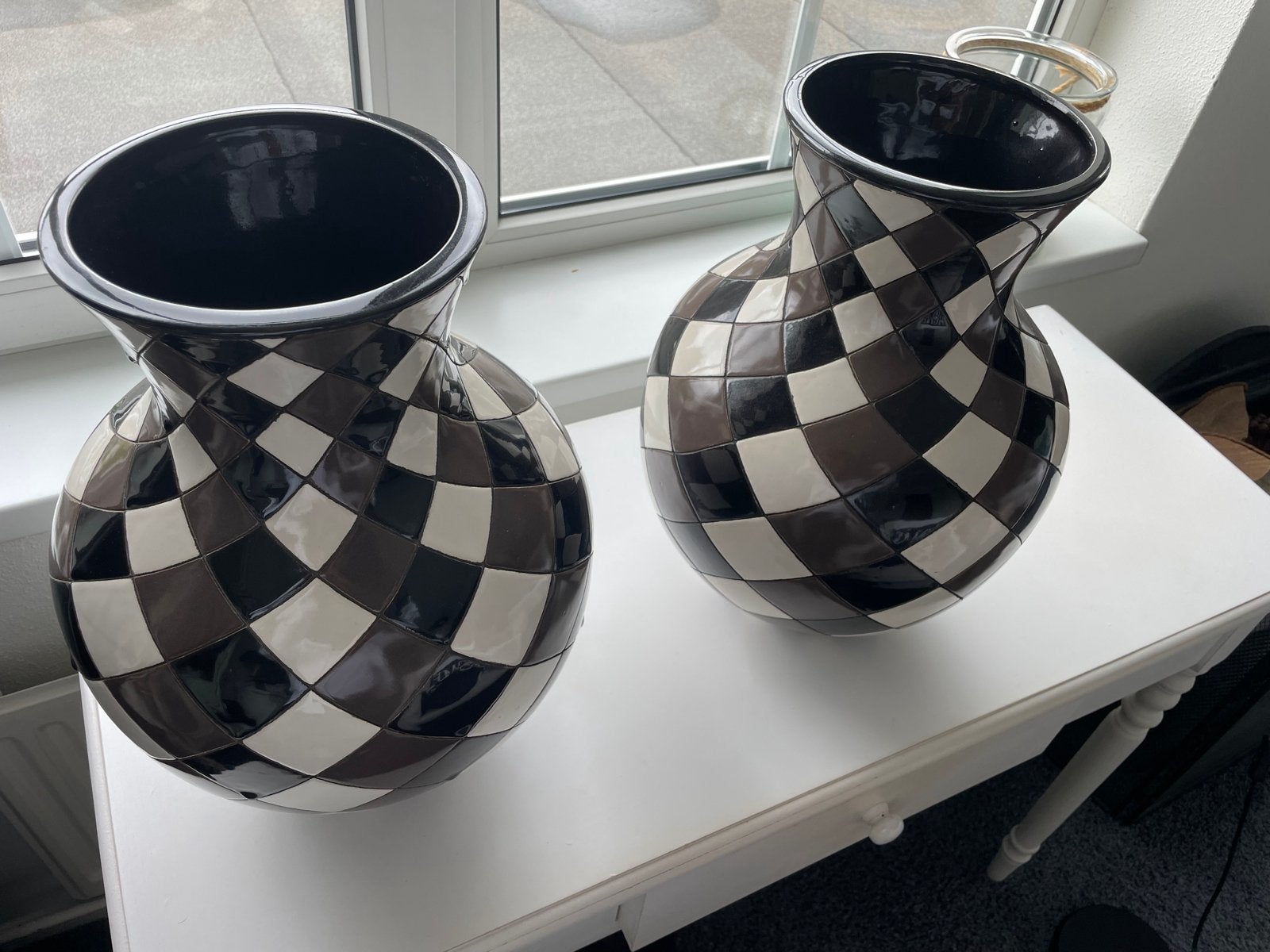 Set van 2 decoratieve vazen met dambordpatroon, Antiek en Kunst, Antiek | Vazen, Ophalen