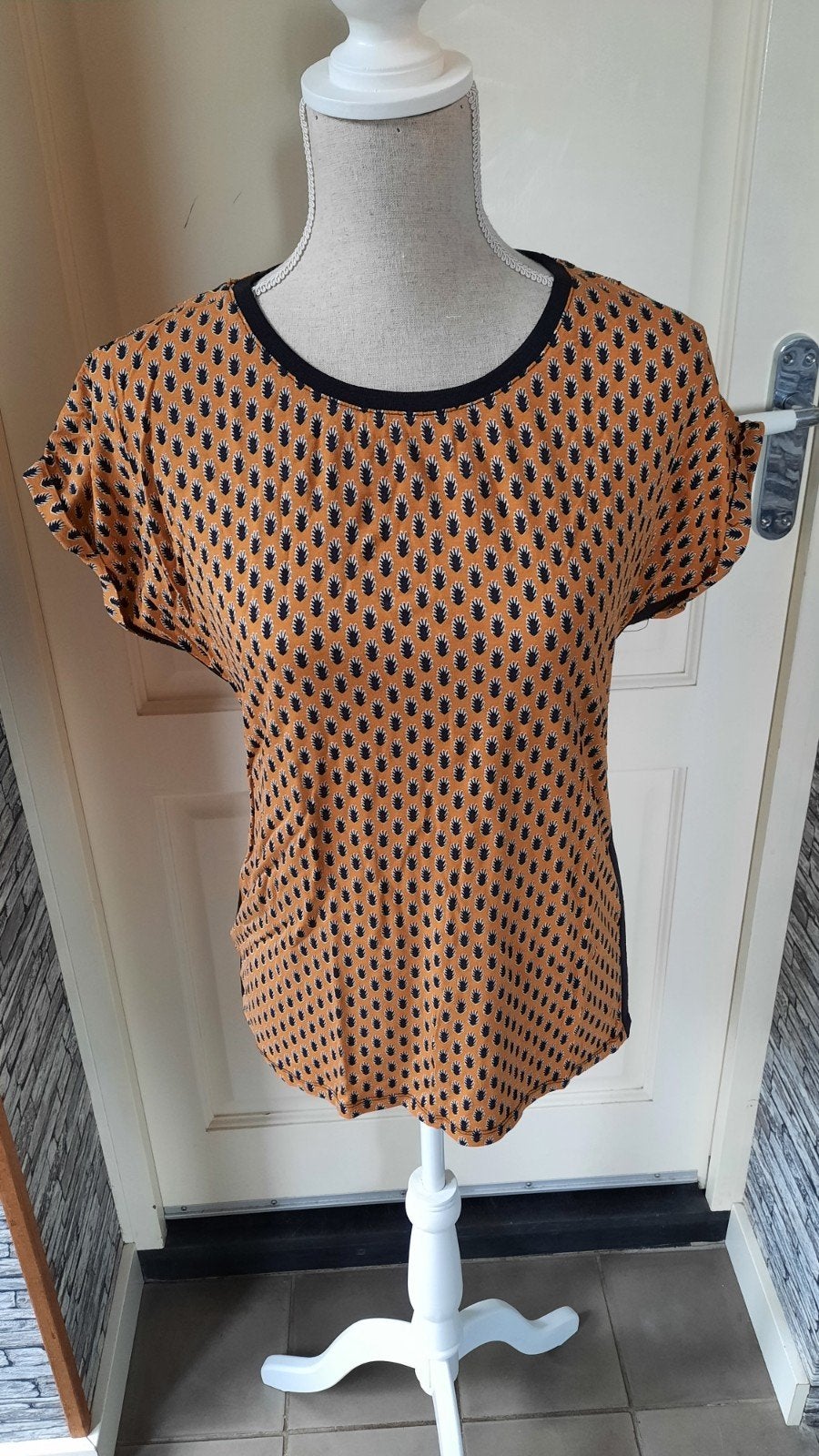 Okergeel shirt met zwart dessin mt M, Maat 38/40 (M), Geel, Ophalen of Verzenden, Zo goed als nieuw