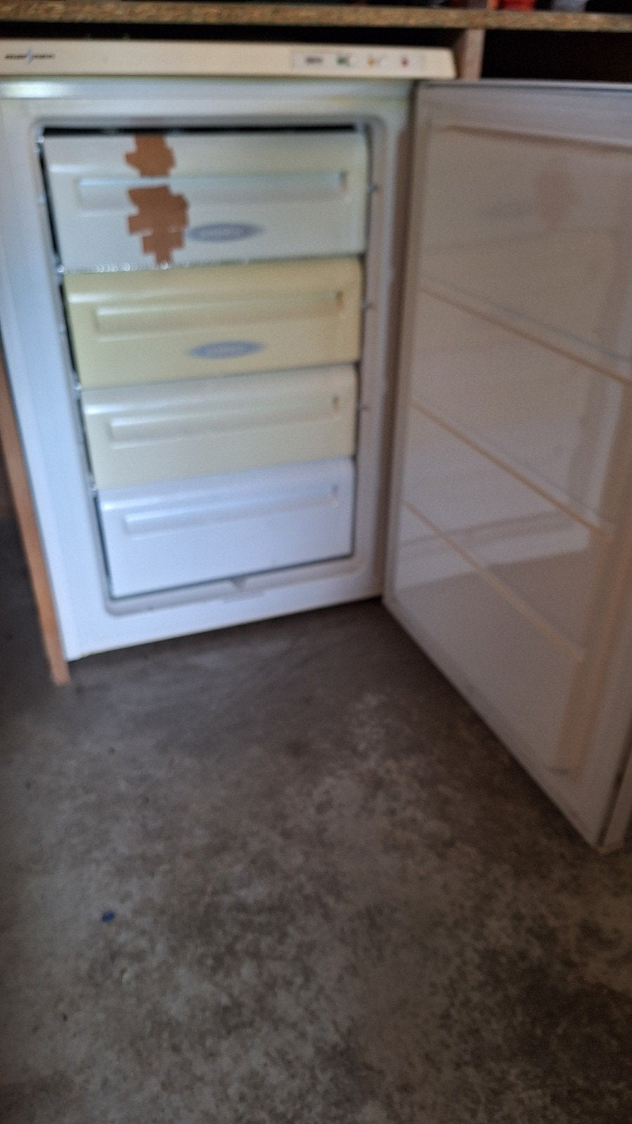 Compacte vriezer met 4 lades - Ideaal voor kleine ruimtes, Gebruikt, 75 tot 100 liter, Met aparte vriezer, 45 tot 60 cm