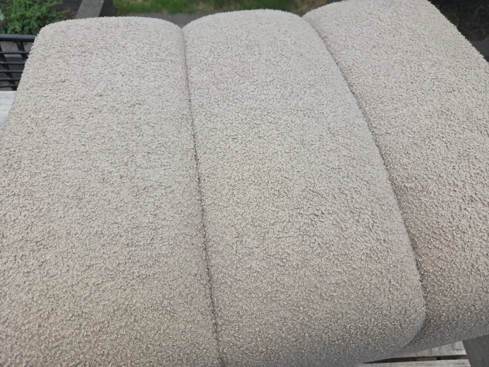 Stijlvolle poef in bouclé stof - Zo goed als nieuw, Huis en Inrichting, Ophalen, Modern, Bouclé, 50 tot 75 cm, Zo goed als nieuw