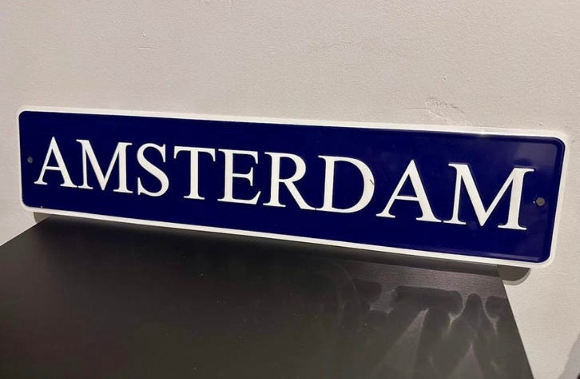 AMSTERDAM METALEN BORD BLAUW/WIT 52,5 X 12, Verzamelen, Merken en Reclamevoorwerpen, Ophalen of Verzenden, Zo goed als nieuw, Reclamebord