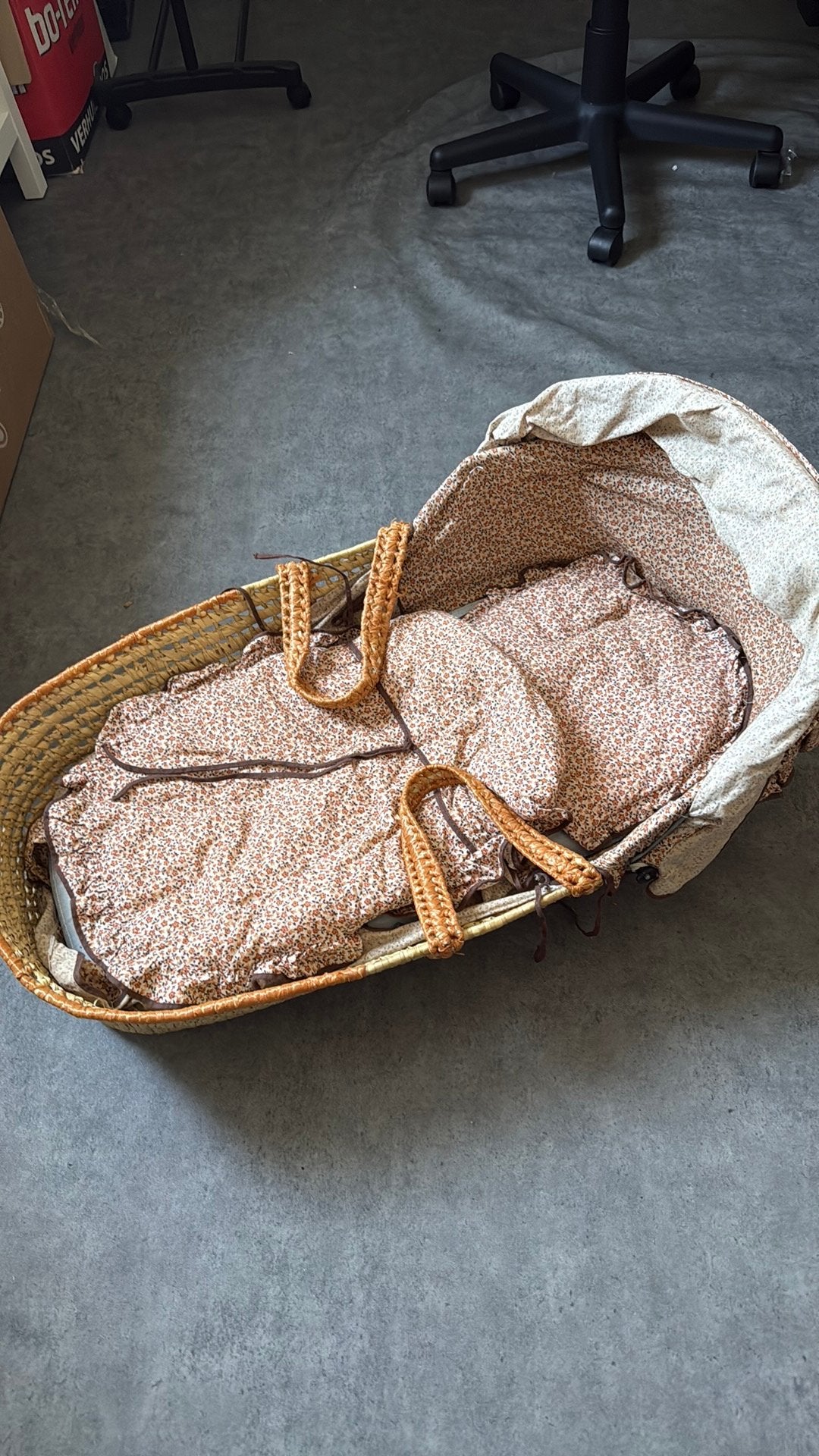 Oud rieten mandje, Ophalen