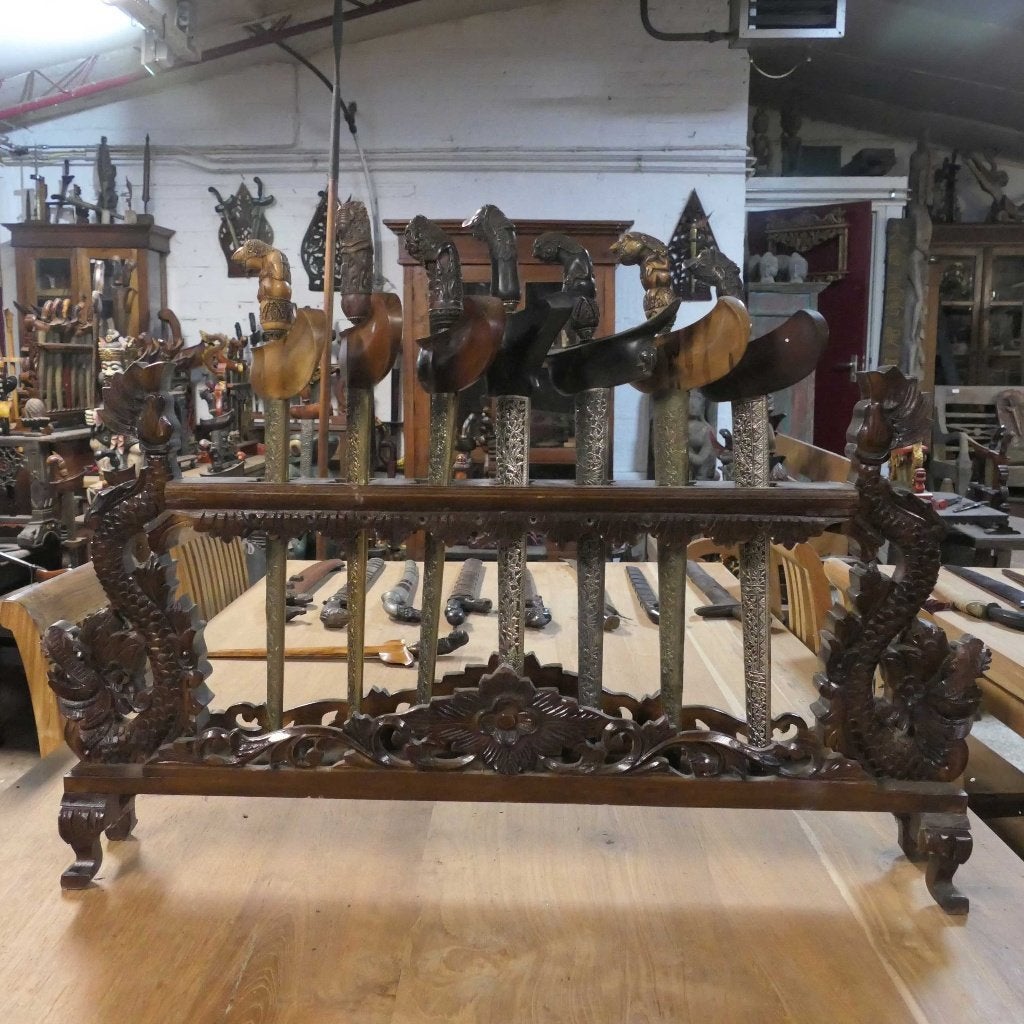 Ploncon Naga v. 7 Kerissen PO3 Keris houder standaard rek, Antiek en Kunst, Kunst | Niet-Westerse kunst, Ophalen of Verzenden