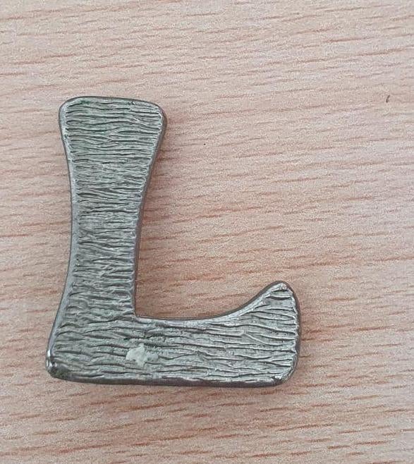 Broche letter L, Sieraden, Tassen en Uiterlijk, Broches, Overige materialen, Gebruikt, Minder dan 4 cm, Ophalen of Verzenden