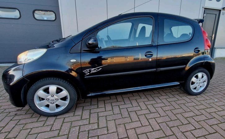 Peugeot 107 1.0 12V 5DR 2009 Zwart, Auto's, Voorwielaandrijving, 4 stoelen, Handgeschakeld, Grijs