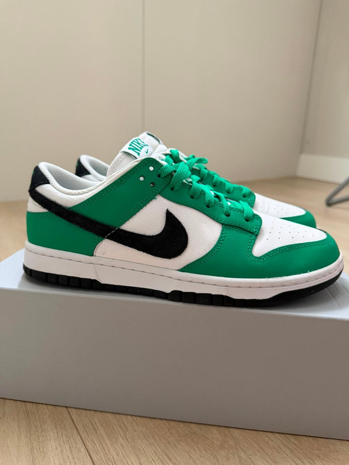 Nike Dunk Low Retro 'Boston Celtics' - Maat 42.5, Ophalen of Verzenden, Zo goed als nieuw, Groen, Sneakers of Gympen
