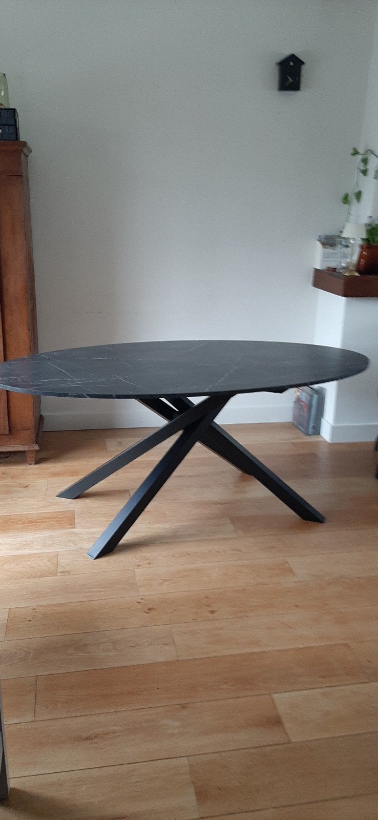 Moderne ovale eettafel met marmerlook blad, Huis en Inrichting, Ophalen, Modern, Industrieel, 50 tot 100 cm, Zo goed als nieuw