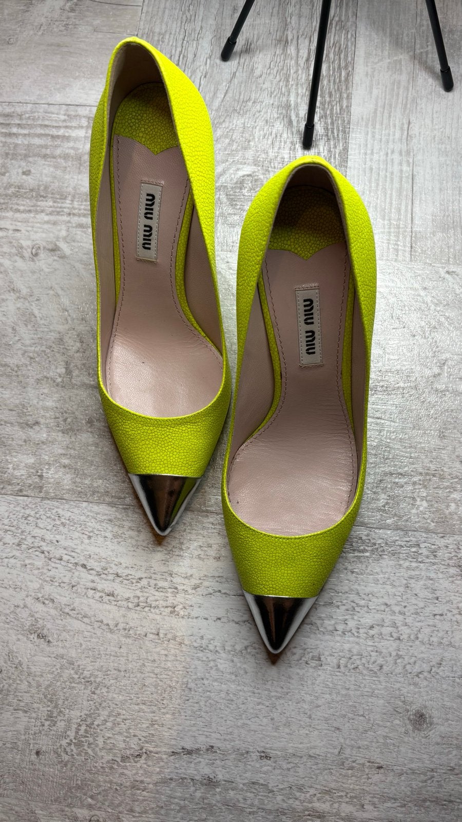 Miu Miu Neon Gele Pumps met Metallic Neus Maat 36, Pumps, Ophalen of Verzenden, Zo goed als nieuw, Groen