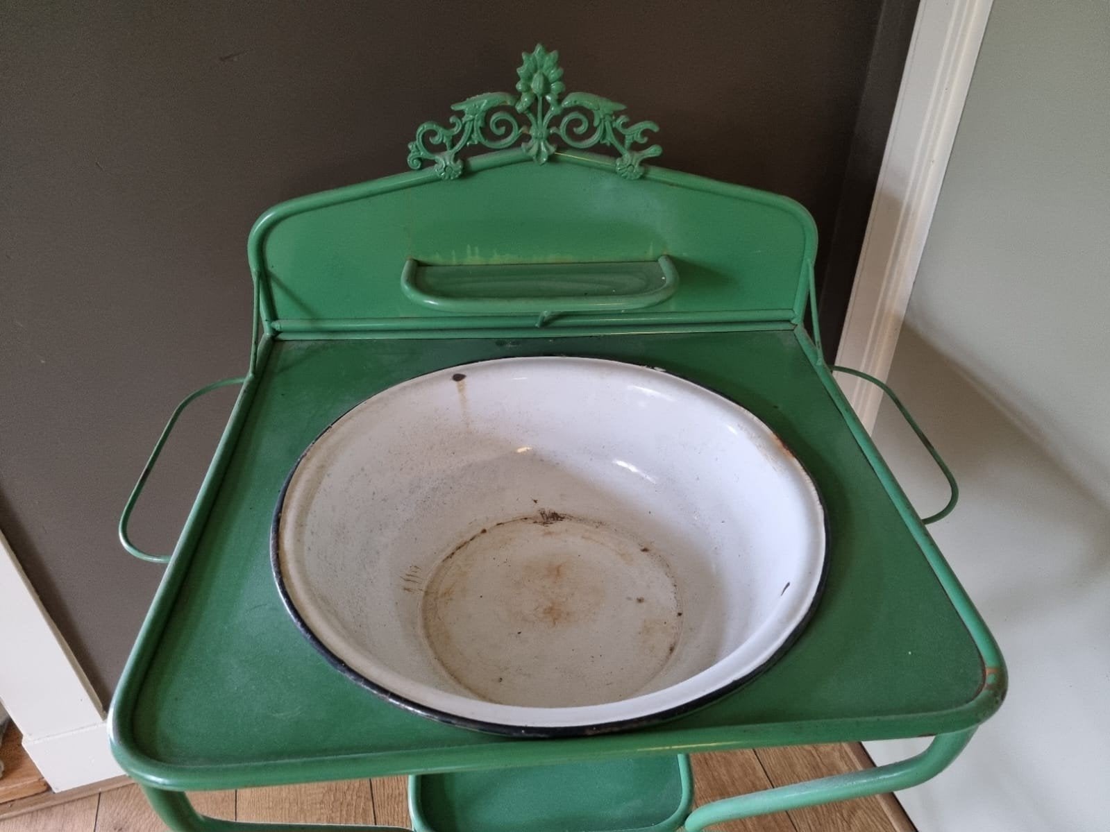 groene sfeervolle wastafel met emaille wasbak, Ophalen