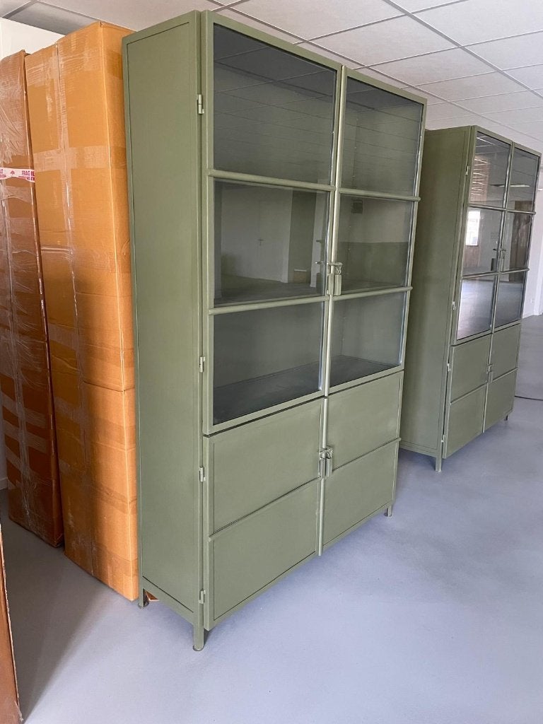 Vitrinekast groen metaal met Mangobekleed 130 breed voorraad, Huis en Inrichting, 100 tot 150 cm, 1 of 2 laden, Nieuw, Ophalen of Verzenden