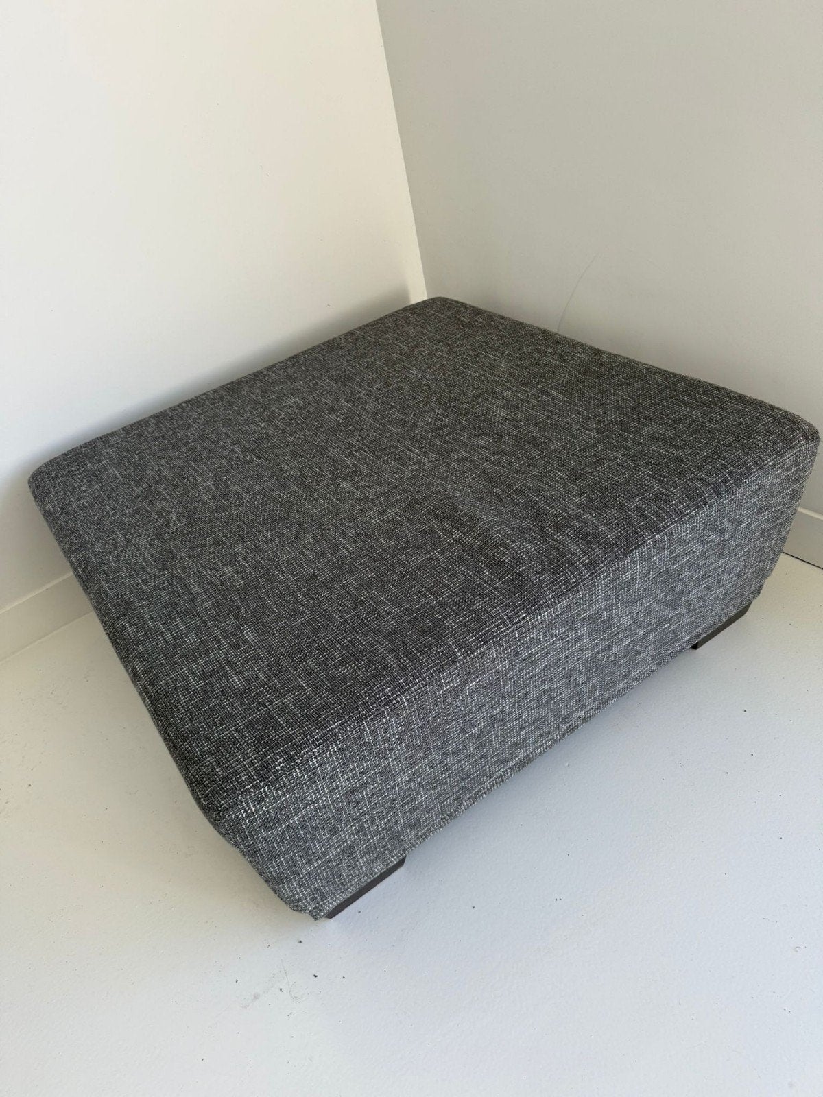 Grijze Poef - 110x110cm, zithoogte 42cm, Huis en Inrichting, Banken | Voetenbanken en Poefen, Nieuw, 100 tot 125 cm, 100 tot 125 cm