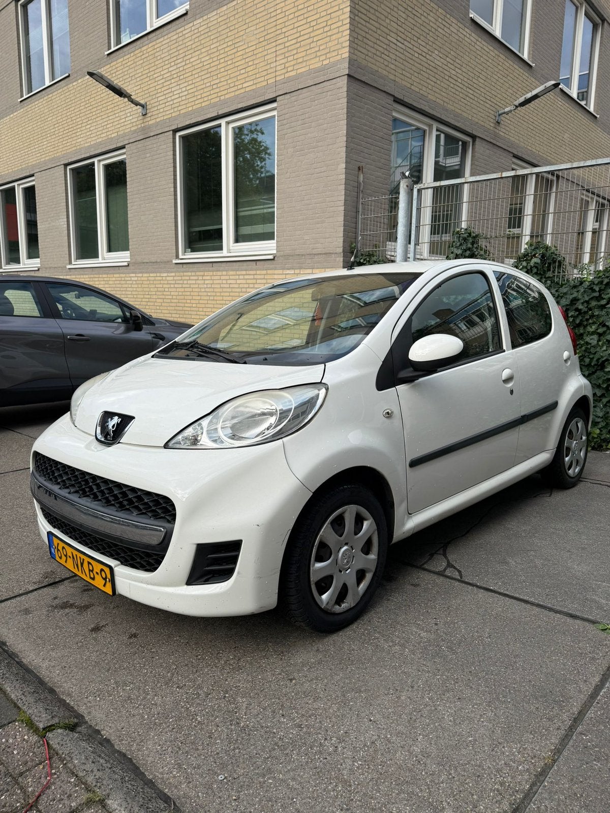 Peugeot 107 1.0 12V 5DR 2010 Wit, Auto's, Voorwielaandrijving, 4 stoelen, Origineel Nederlands, Handgeschakeld