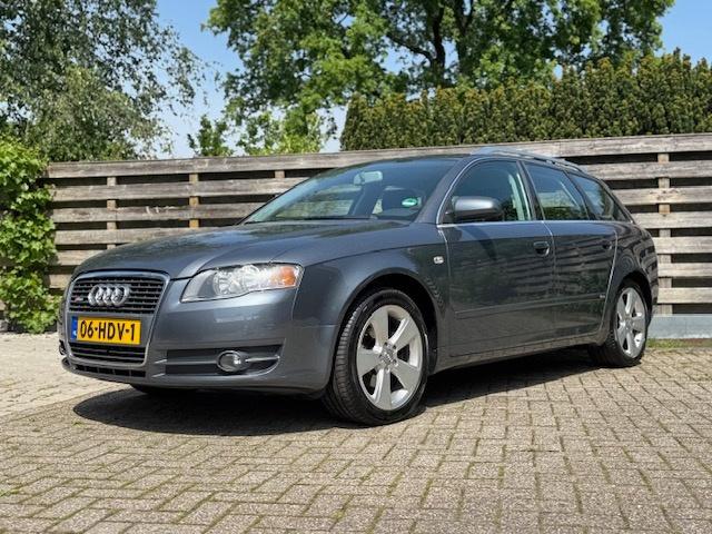 Audi A4 2.0 96KW Avant 2005 Grijs, airco ijskoud! Nette auto, Auto's, Audi, Voorwielaandrijving, Stof, Metallic lak, Zwart