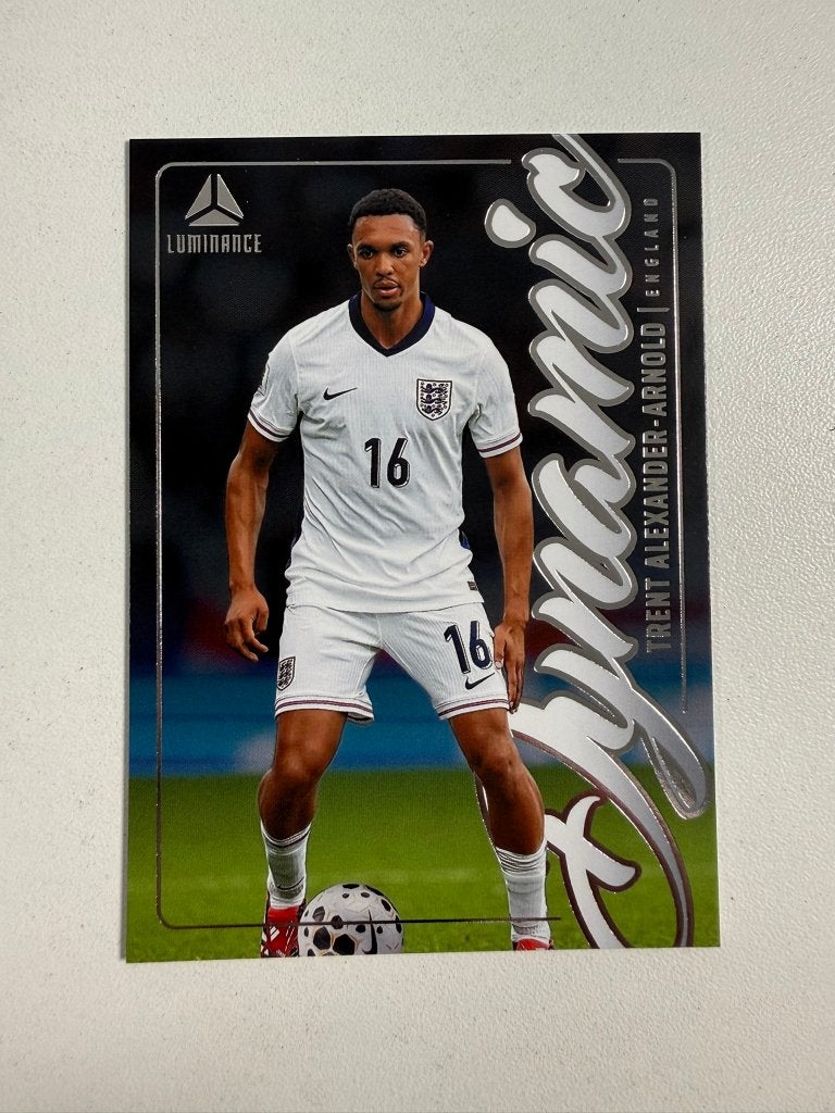 12 Trent Alexander-Arnold Dynamic Luminance England 2026, Ophalen of Verzenden, Nieuw, Buitenlandse clubs, Poster, Plaatje of Sticker