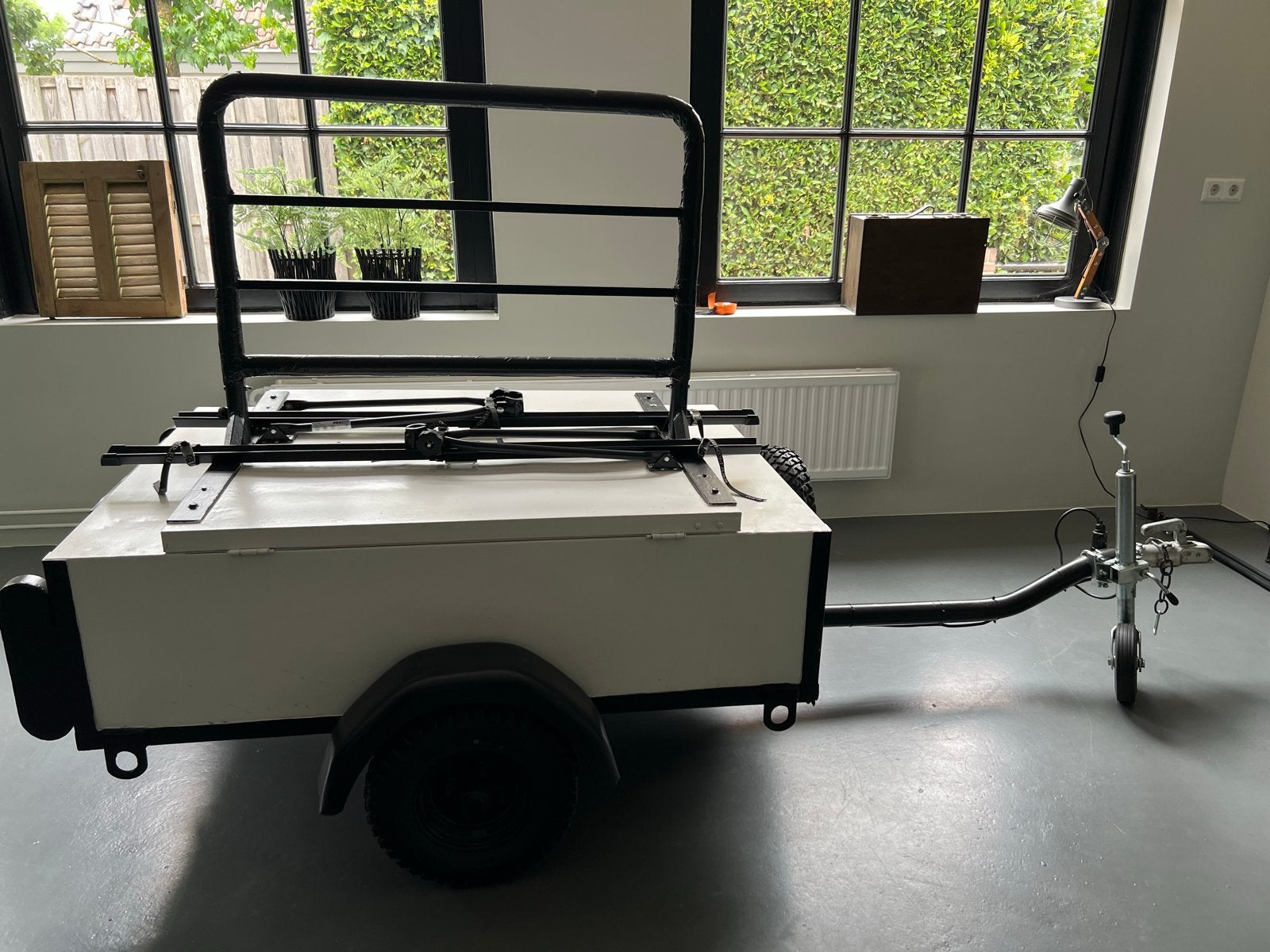 Compacte aanhanger met fietsendrager en opbergruimte, Ophalen, Gebruikt
