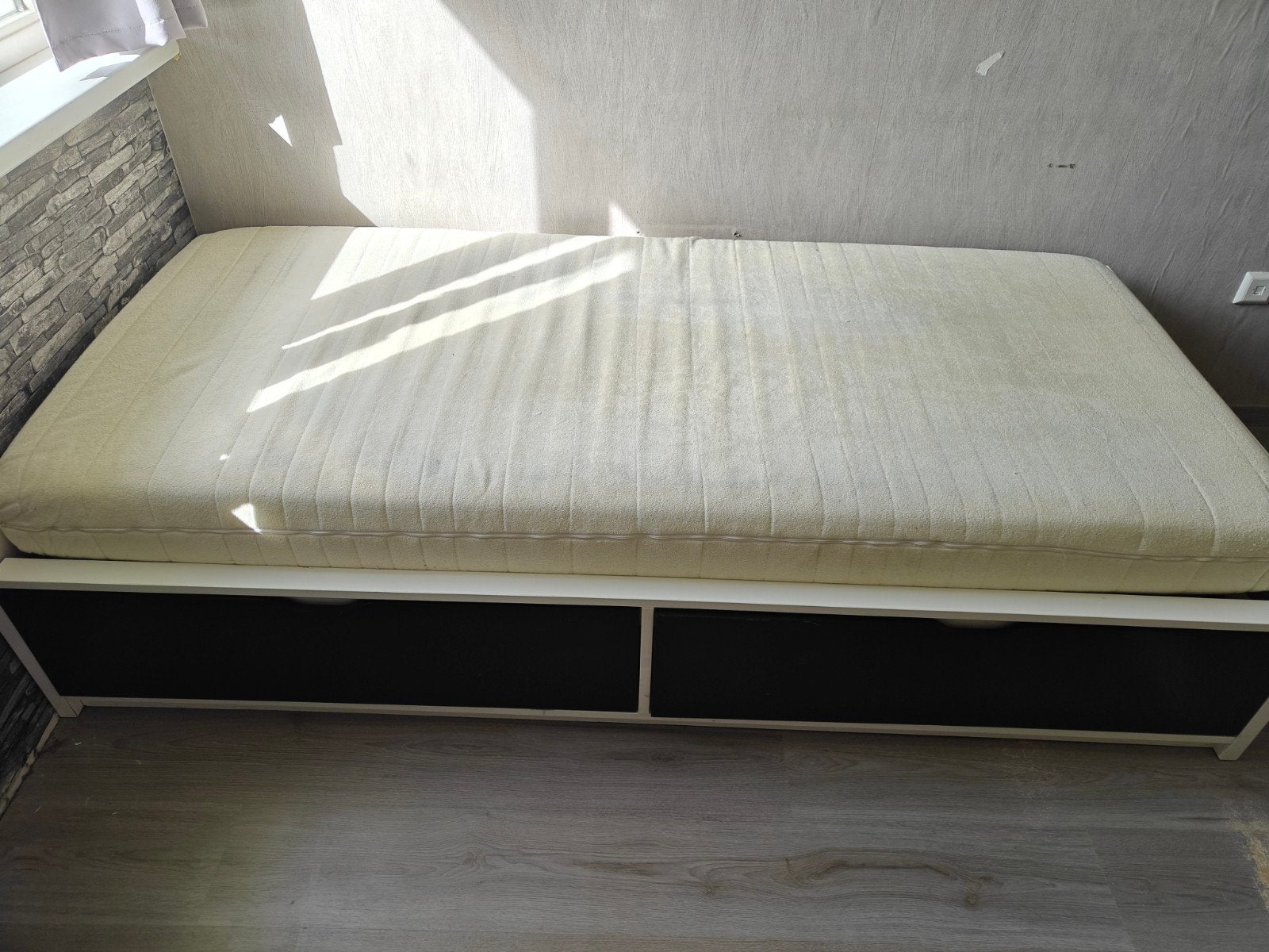 1 persoonsbed met lattenbodem, matras en 2 zwarte laden eron, Ophalen, Gebruikt, 90 cm, Eenpersoons