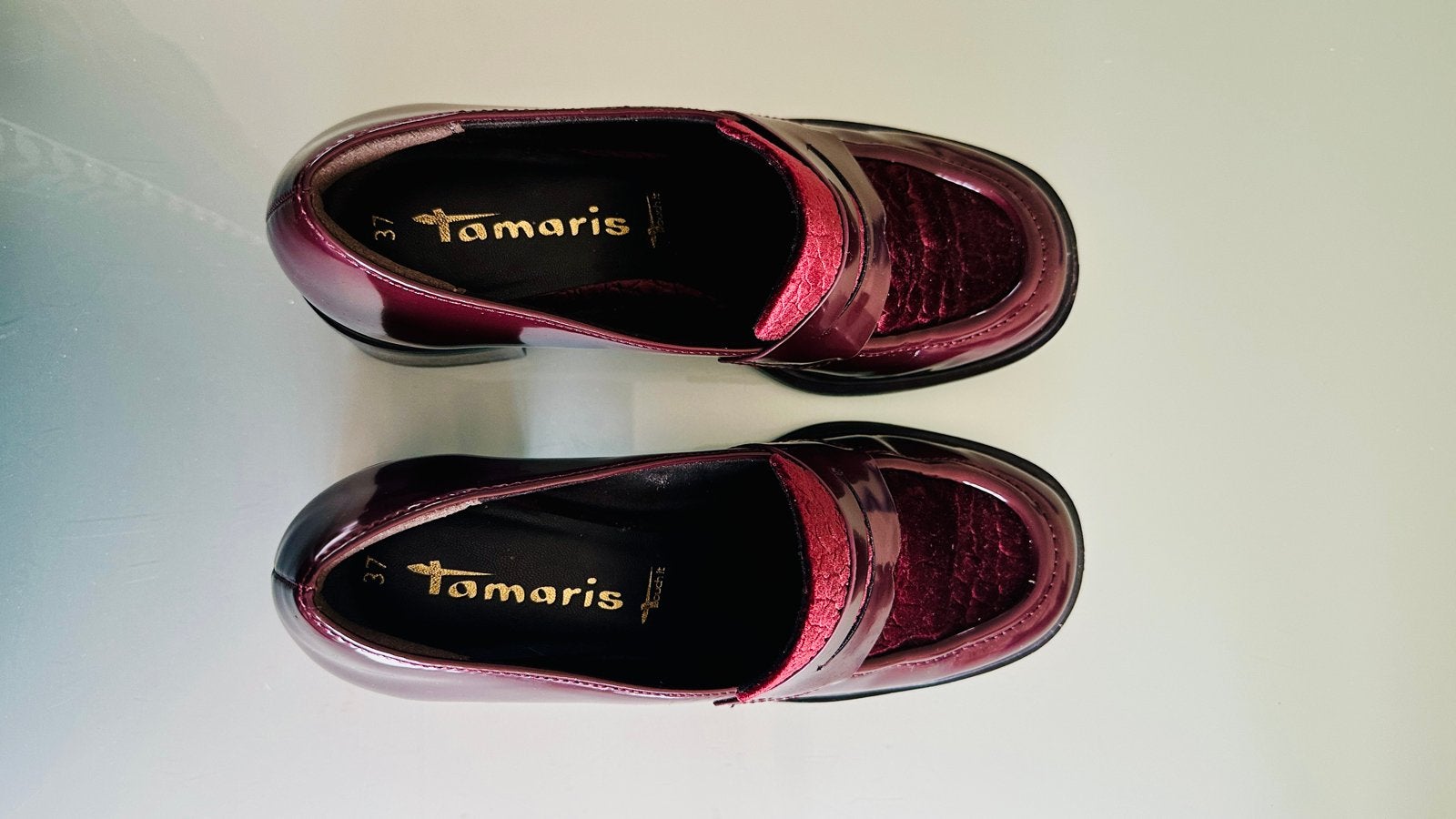 Tamaris instappers - Bordeauxrood lak met fluweel, Ophalen of Verzenden, Zo goed als nieuw, Rood, Instappers