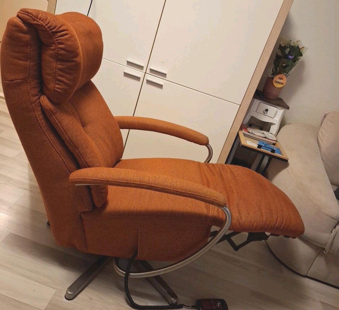 Himolla Relaxfauteuil - Oranje Stof - Elektrisch Verstelbaar, Huis en Inrichting, Ophalen, Modern, Comfort, 75 tot 100 cm, Zo goed als nieuw