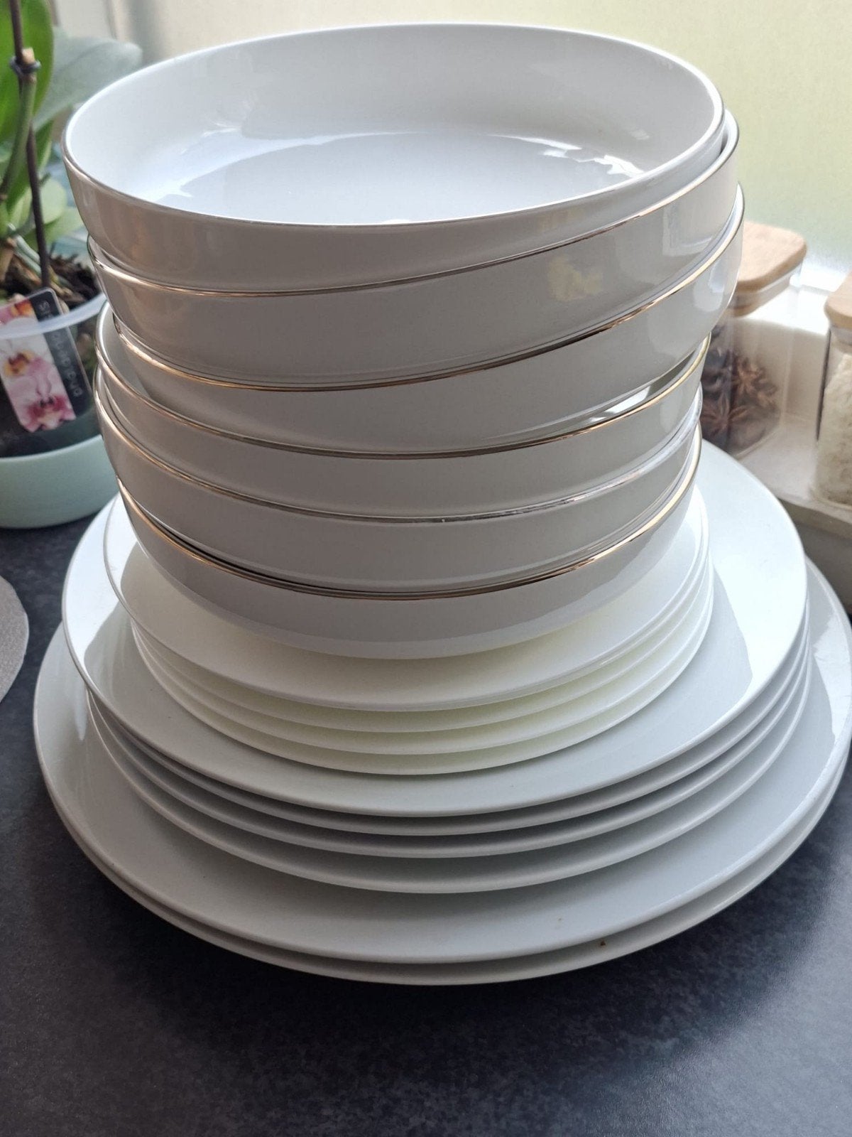 Wit servies met gouden rand - kommen en borden, Ophalen, Gebruikt, Overige merken, Bord(en)