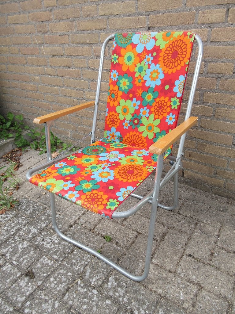 Vintage rode campingstoel oranje bloemen en houten leuningen, Ophalen of Verzenden, Gebruikt, Campingstoel