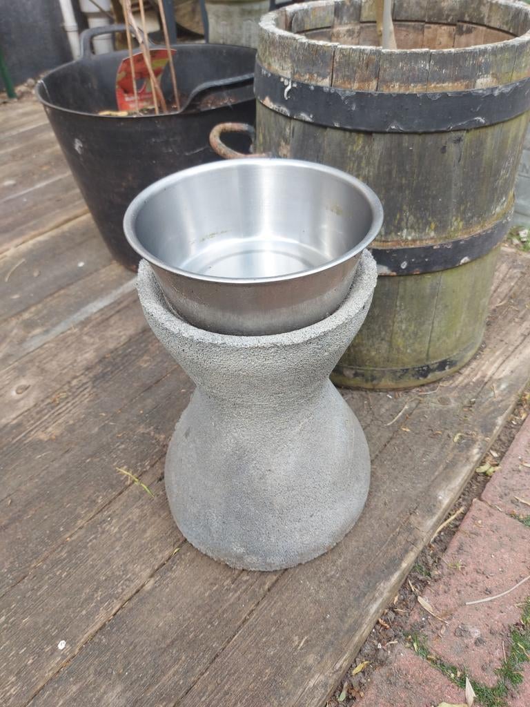 Zeer stevige drinkbakhouders voor honden van beton diabolo v, Ophalen, Nieuw