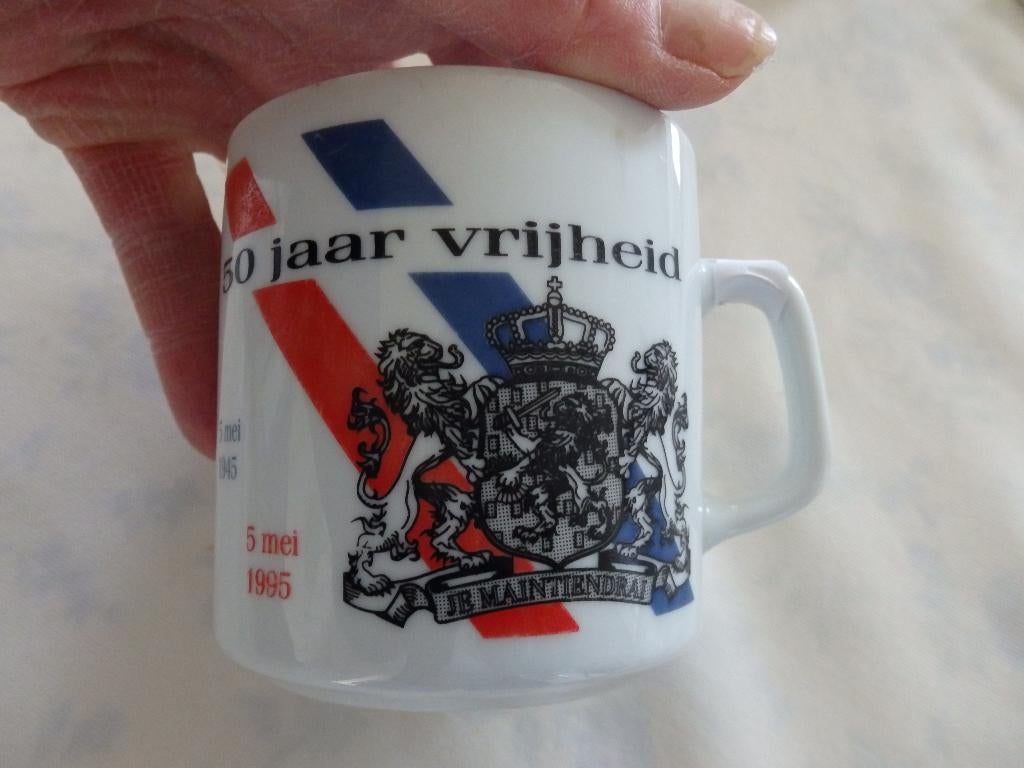 Beker 50 jaar vrijheid, Ophalen of Verzenden, Nieuw, Porselein, Kop en/of schotel