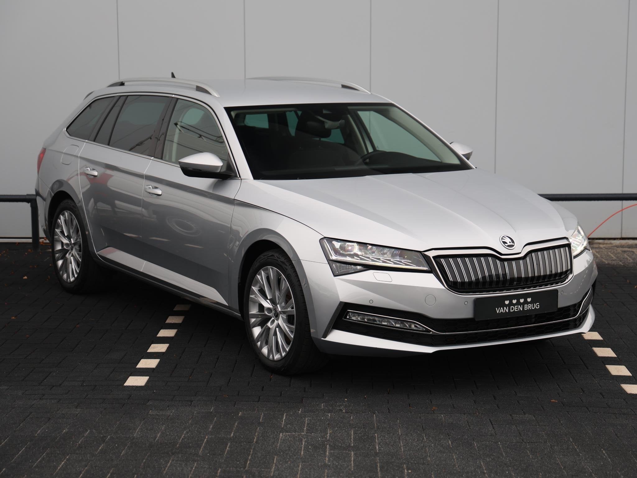Skoda Superb Combi 1.4 TSI iV Business Edition Plus 218pk DS, Auto's, Stof, Gebruikt, 4 cilinders, 1668 kg