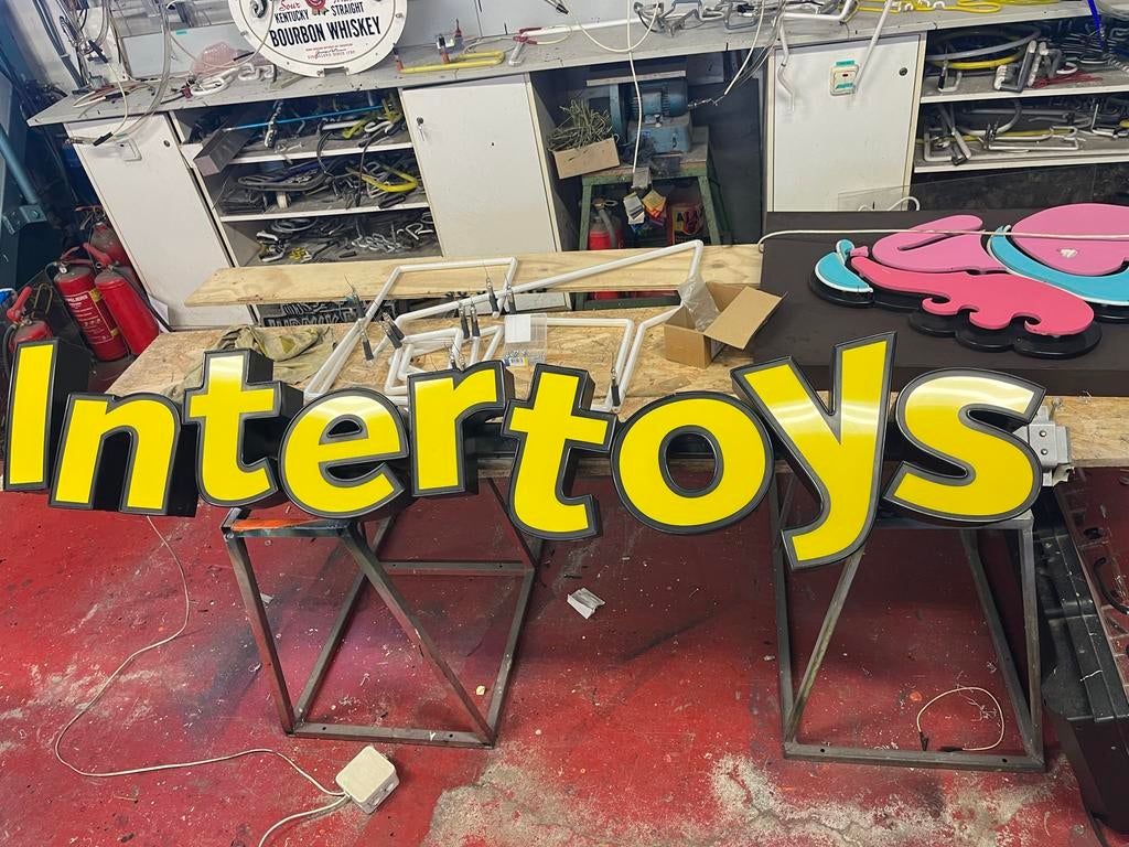 Intertoys Reclame Letters met LED Verlichting - Uniek Item, Ophalen of Verzenden, Gebruikt, Lichtbak of (neon) lamp
