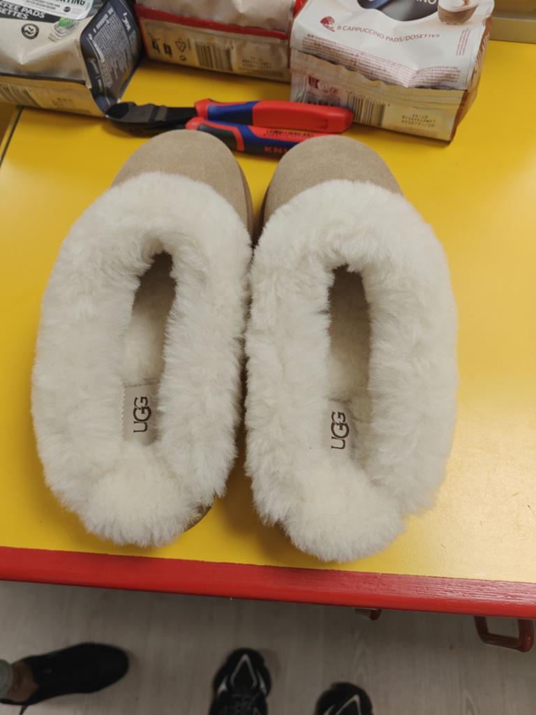 Ugg pantoffels - comfortabele en warme sloffen, UGG, Beige, Ophalen of Verzenden, Zo goed als nieuw