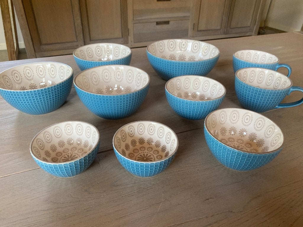 10-delig Inari Servies - Blauw Porselein Reliëf Kommen Mok, Huis en Inrichting, Ophalen of Verzenden, Zo goed als nieuw, Kom(men)