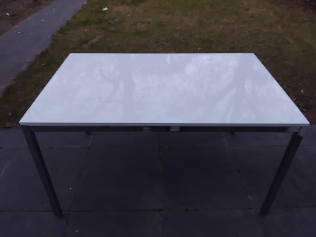 Eettafel met wit blad en metalen poten, Huis en Inrichting, Tafels | Eettafels, Gebruikt, 100 tot 150 cm, Overige materialen, Modern