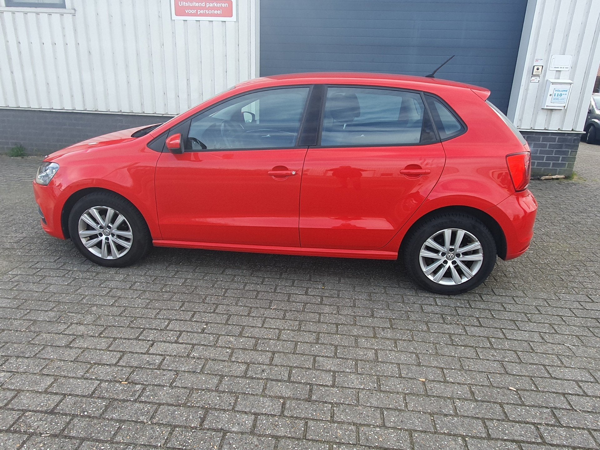 Volkswagen Polo 1.2 TSI Highline, LM Velgen, Rood, 5 Deurs, Euro 6, 4 cilinders, Bedrijf, 1000 kg