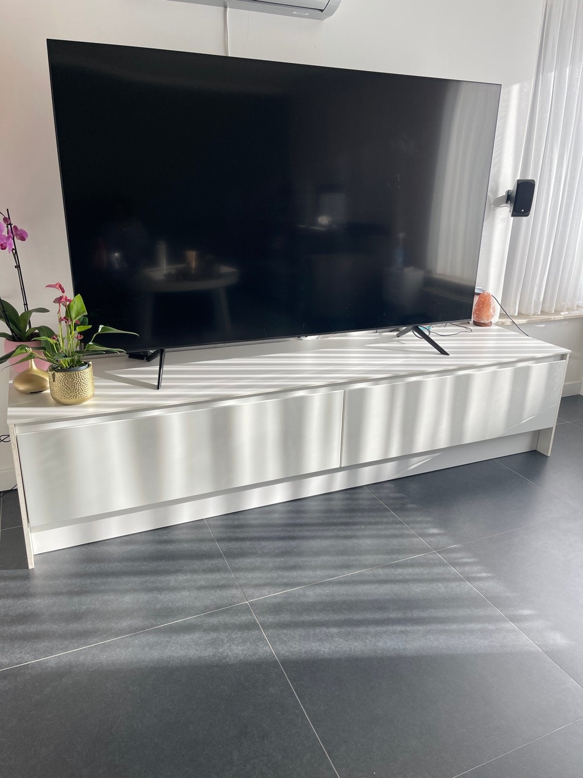 Strak wit tv-meubel met veel opbergruimte, Overige materialen, Ophalen of Verzenden, Zo goed als nieuw, 200 cm of meer
