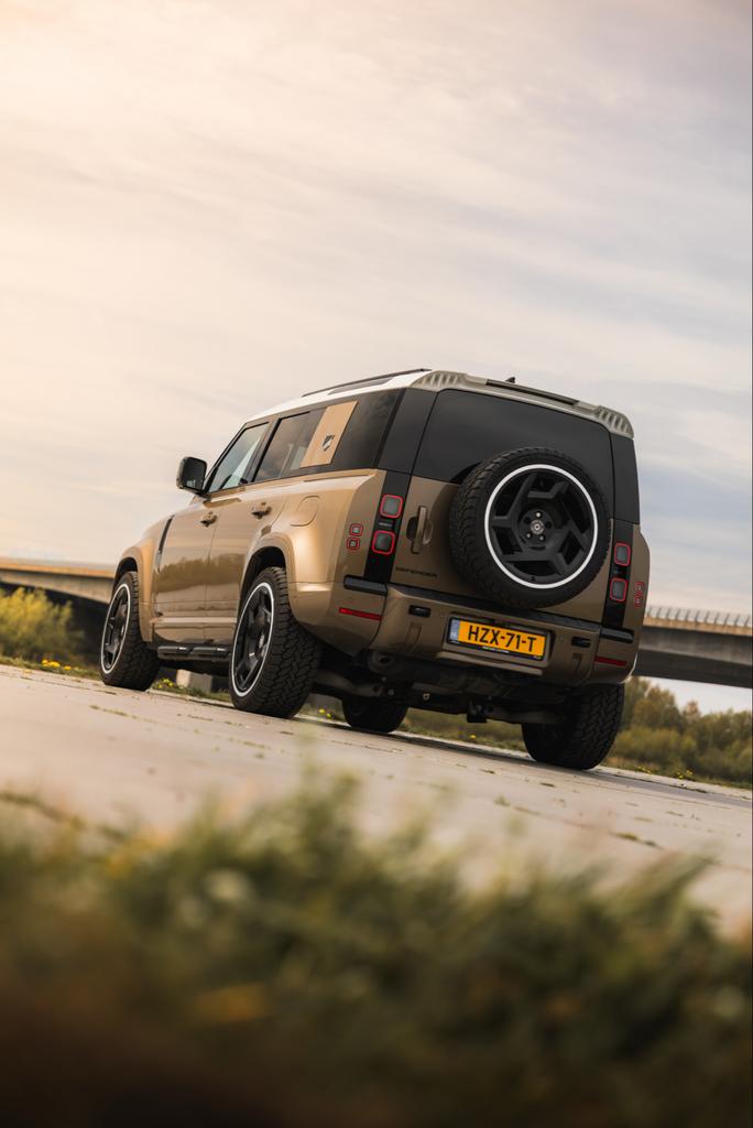 Defender P300e Heritage Customs uitvoering, Auto's, Land Rover, Automaat, Zwart, 3000 kg, Land Rover Select Edition