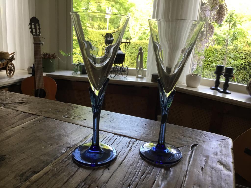 Elegante wijnglazen met blauwe voet - Set van 2, Antiek en Kunst, Antiek | Glas en Kristal, Ophalen of Verzenden