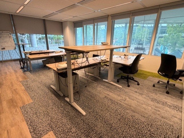Steelcase elektrisch zit-sta bureau –160x80cm–€ 275/stuk,2st, Zit-sta bureau, 160 cm, Gebruikt, Ophalen of Verzenden