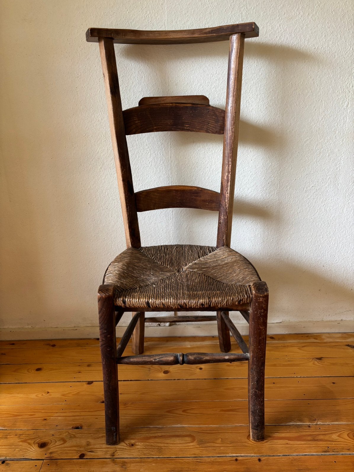 Antieke kerk stoel Unieke eyecatcher met rieten zitting, Antiek en Kunst, Antiek | Meubels | Stoelen en Banken, Ophalen